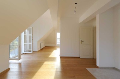 Sonnige 2 Raum DG Wohnung mit offener Küche und toller Atmosphäre!
