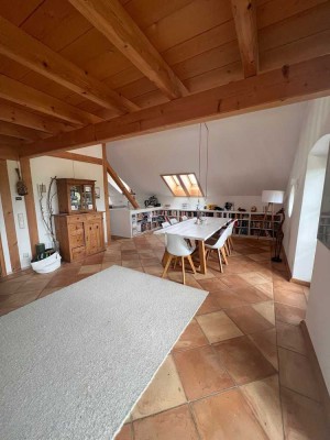 Traumhafte und geräumige Dachgeschosswohnung mit Maisonette, 3 Zimmern sowie großen Balkon