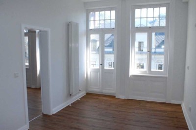 Taunusstraße: Charmante 7 Zimmer Altbau Wohnung mit EBK, 2 Balkonen, Aufzug, 1 PKW-Stellplatz