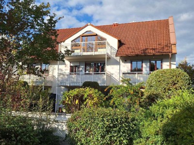 Helle 3-Zimmer Dachgeschosswohnung mit Süd-Balkon und Blick ins Grüne