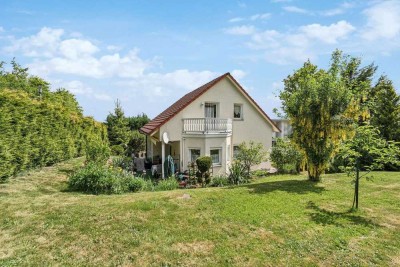 Gepflegtes freistehendes Einfamilienhaus mit Garten, Garage & Platz für Ihre Familie