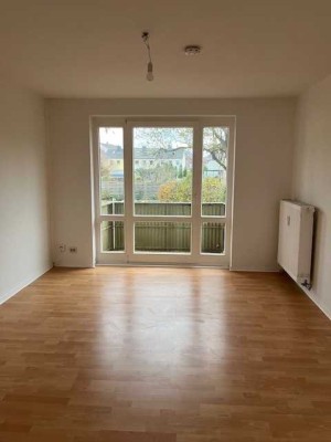 **Schöne FRISCH RENOVIERTE Erdgeschosswohnung mit Balkon und großem Kellerabteil**