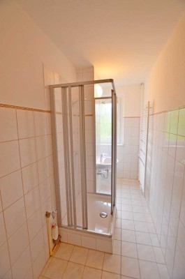 Bezug sofort möglich! renovierte 3-Raum-Wohnung mit Dusche, PKW-Stellplatz und Balkon!