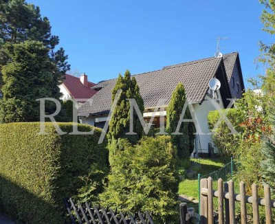 Get connected:
Zwei- oder Einfamilienhaus (4+4 Zimmer) mit Garten, Garage und zwei Stellplätzen
