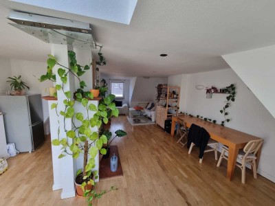 Charmante Dachgeschoss-Maisonette mit Balkon und Gartenblick – zentral am Bahnhof