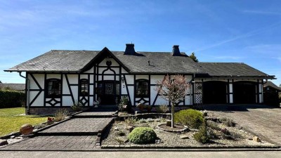 Repräsentativer Winkelbungalow mit großer Terrasse, Sauna, 2 Garagen und zusätzlichem Bauplatz