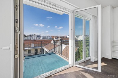 Weitblick, Ruhe &amp; zentrale Lage – Sonnige Altbauwohnung mit Balkon