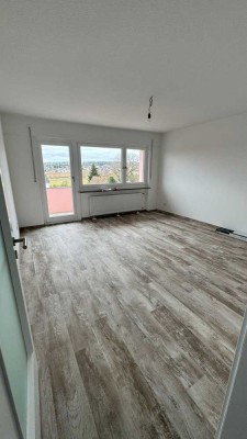 *frisch renovierte 2-Zimmer-Wohnung mit Balkon und moderner Ausstattung*