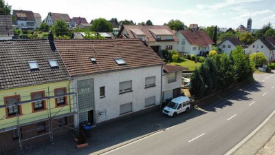 Zweifamilienhaus mit Garten und Garage