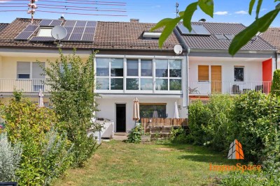 IMMOSPACE *** GEPFLEGTES REIHENMITTELHAUS MIT GARTEN, PANORAMAFENSTER UND GUTER RAUMAUFTEILUNG ***