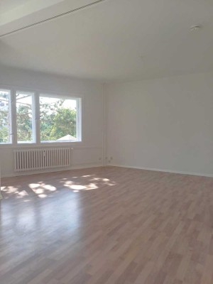 Befristet: Geräumige, helle 1-Zimmer-Wohnung direkt an kleinem ruhigen Oberlandpark.