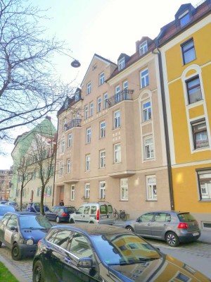 Schöne 2,5-Zi.-Altbauwohnung mit Wohnküche in 80634 München (Neuhausen, Nh. Rotkreuzplatz)