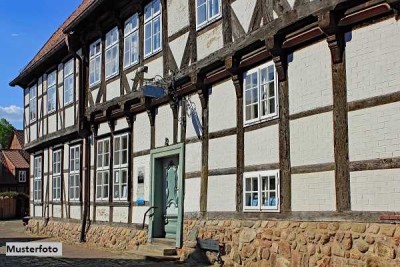 Fachwerk-Einfamilienhaus mit Nebengebäude