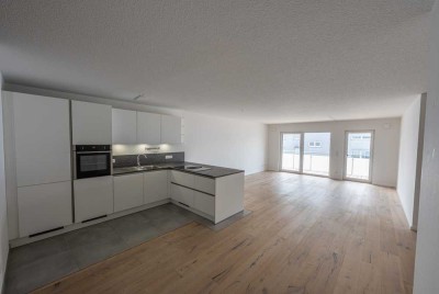 Großzügige Wohnung mit vier Zimmern sowie Balkon und Einbauküche in Stadeln
