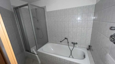 3-Zi.--Whg. mit Wanne UND Duche, PKW-Stellplatz möglich