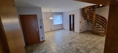 großzügige 4 1/2 Zimmerwohnung mit Terrasse, Garten und Garage