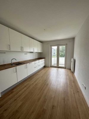2 Zimmer Wohnung mit hochwertiger EBK und Balkon zu vermieten!