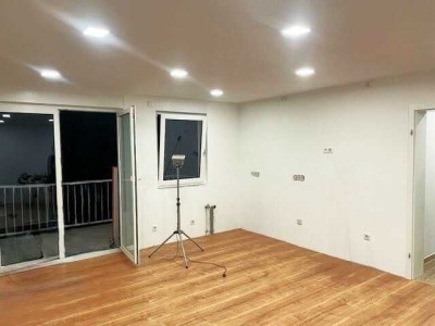 Modernisierte 3–4-Zimmer-Wohnung mit eigenen Garten und Garage