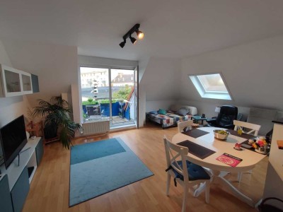 TOP ETW in Gießen - Sehr schöne helle 3-Zimmer Dachgeschosswohnung mit Balkon, Einbauküche ua.