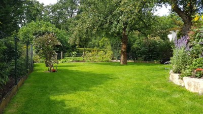 Parkähnliche Top-Lage im Grünen und doch schnell in der City - äußerst gepflegte DHH