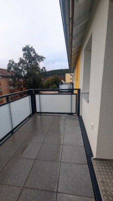 Ruhige Lage & teilsaniert; 3 Zimmer mit Balkon