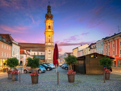 Wohnen wie im eigenen kleinen Häuschen – Maisonette mit Balkon & Komfort. Inklusive TG-Stellplatz.