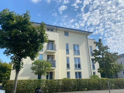 PROVISIONSFREI: 3-Zimmer-Wohnung mit großem Balkon, Stellplatz & Einbauküche im grünen Königspark