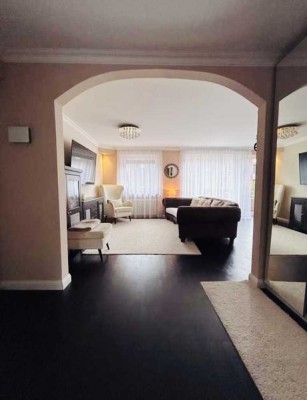 Ruhige und stilvolle Wohnung mit Balkon und Garage nahe Rhein