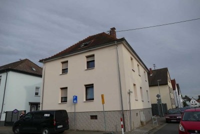 Modernisierte Maisonette-Wohnung mit vier Zimmern sowie Balkon und Einbauküche in Dreieich