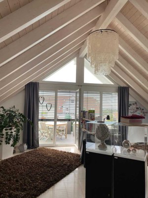 Wunderschöne, helle 3-Zimmer-DG-Wohnung mit Balkon