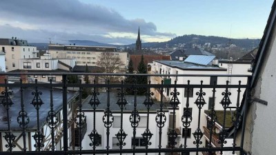 Sonnendurchflute frisch renovierte Zwei-Zimmer Wohnung mit Balkon