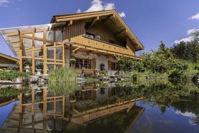 Ihr Rückzugsort im Grünen – freistehendes Landhaus auf Eckgrundstück mit Gartenteich