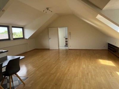 Renovierte 2 Zi.Dachgeschosswohnung mit Einbauküche in Nieder-Wöllstadt
