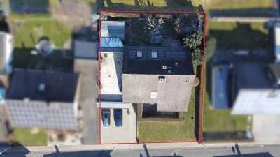 großzügiges 2 Parteienhaus mit 2 Garagen und 4 Außenstellplätzen