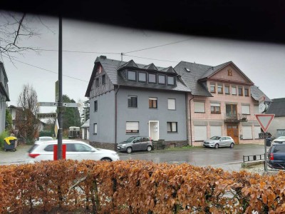 Neuwertige DG-Wohnung 
52 qm,2 Zimmer
Mit Einbauküche,diverse Möbel