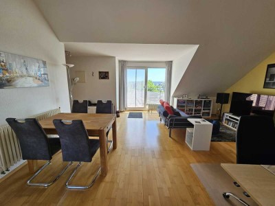 Lichtdurchflutete 2-Zimmer-DG-Wohnung mit 2 Balkonen, EBK & Tageslichtbad in Frankfurt-Bornheim