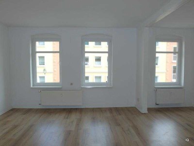 Ab sofort zu haben: Singlewohnung mit Balkon (Hofseite), sep. Küche, Laminatboden & Badewanne