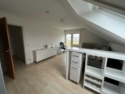 Hübsche und helle 1,5 Zi-DG- Whg mit Einbauküche, Balkon , S-Bahnanschluss in Hohenacker