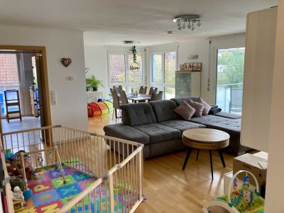 Helle 4,5-Zimmer-Wohnung mit großem Balkon und Tiefgaragenstellplatz - ruhig gelegen im Aurain
