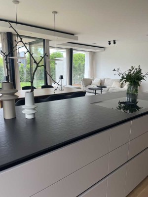 Exklusives Interieur-Design – harmonisch abgestimmte Materialien, Designer-Einbauten und edle Aussta