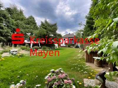 Seltenheit in Fast-Alleinlage. 2-Familienhaus mit eingefriedetem Areal.