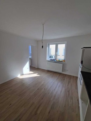 Schöne 2 Zimmer Wohnung mit großer Küche im Erdgeschoss zu vermieten.