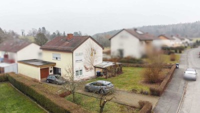 Richtig zuhause: Gepflegtes Einfamilienhaus mit Garten, einer Garage und 2 Freistellplätzen