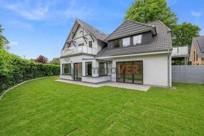Stilvoll wohnen in historischem Ambiente: Großzügige Wohnung mit Wintergarten, Balkon und Garten