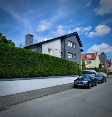 Attraktive und vollständig renovierte 3,5-Raum-DG-Wohnung mit gehobener Innenausstattung in Essen