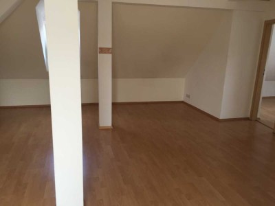 Dachgeschoss Wohnung an Single oder an Paar zu vermieten . Top Lage , gute Einkaufsmöglichkeiten .