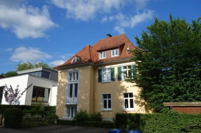 Heimelige Dachgeschoßwohnung in stattlichem Herrenhaus