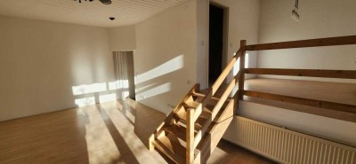 Ansprechende und modernisierte 3,5-Raum-Maisonette-Wohnung mit Balkon und EBK in Weyhausen