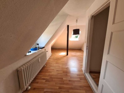 Charmante 3-Zimmer-Dachgeschosswohnung mit Einbauküche in zentraler Lage von Plön