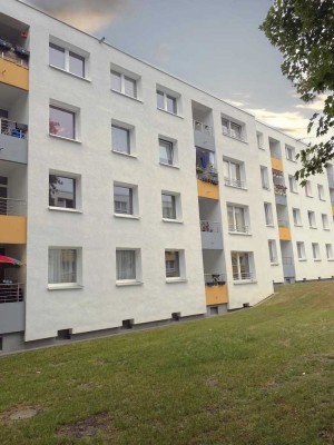 Neues Bad mit Dusche und Vinylfußboden - Schickes Wohnen im EG